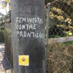 Graffiti on post which reads 'Feministes contre frontieres'.