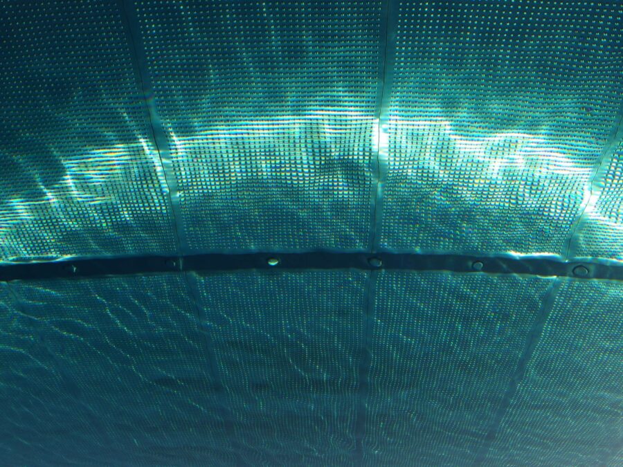 Band of light seen through mesh in water