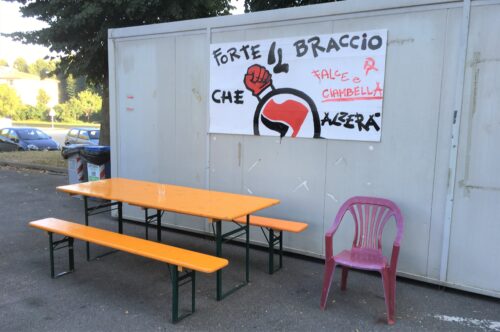 Picnic table with antifa poster that reads 'Forte Braccio che Alzeria'
