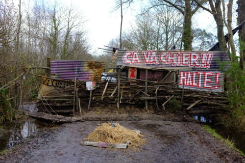 Countryside baricade doubed with 'ca va chier!! Halte!'